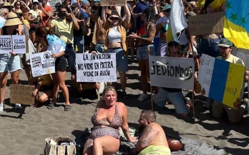 Toeristen verrast door “tourist go home” protest op de Canarische Eilanden
