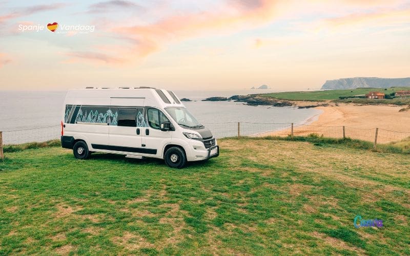 Man betast slapende vrouw in een kampeerauto in Cantabrië