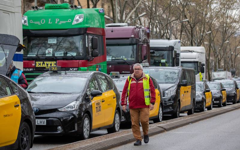 Taxichauffeurs staken samen met vrachtwagen- en buschauffeurs in Spanje (UPDATE)