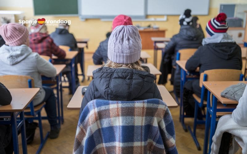 Dekens, handschoenen en 12 graden: deze studenten in Madrid bevriezen in de klas