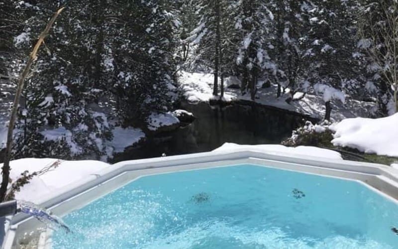 Gratis warmwaterbaden in de Pyreneeën om de plundering van oud kuuroord te voorkomen