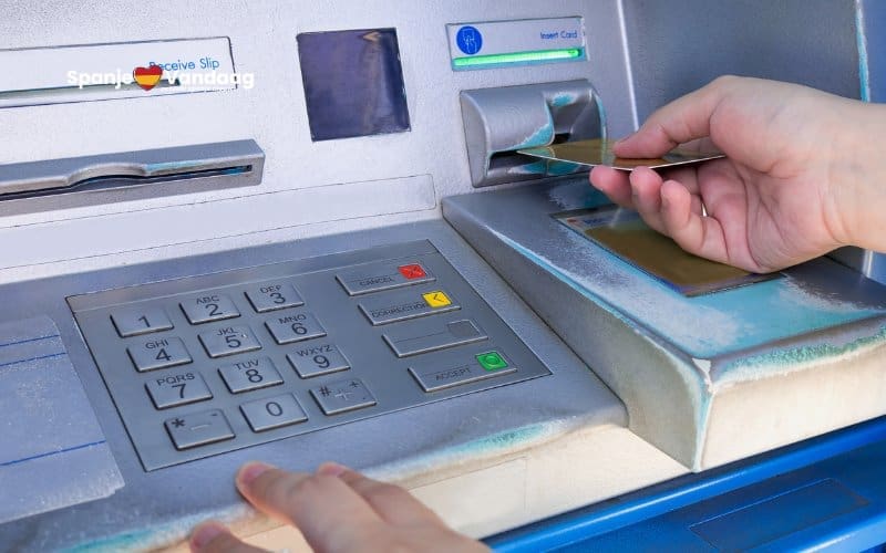 Banken in Spanje profiteren van commissies bij geldopnames bij andere banken