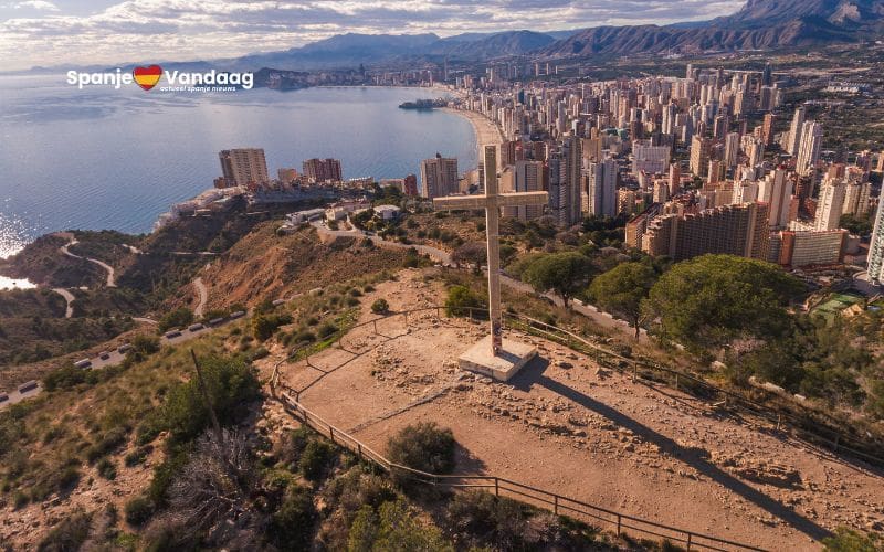 Massatoerisme en bikini’s: het verhaal achter het kruis van Benidorm