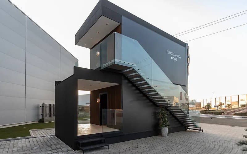 Spaanse tegelproducent Porcelanosa presenteert modulaire prefab-woningen