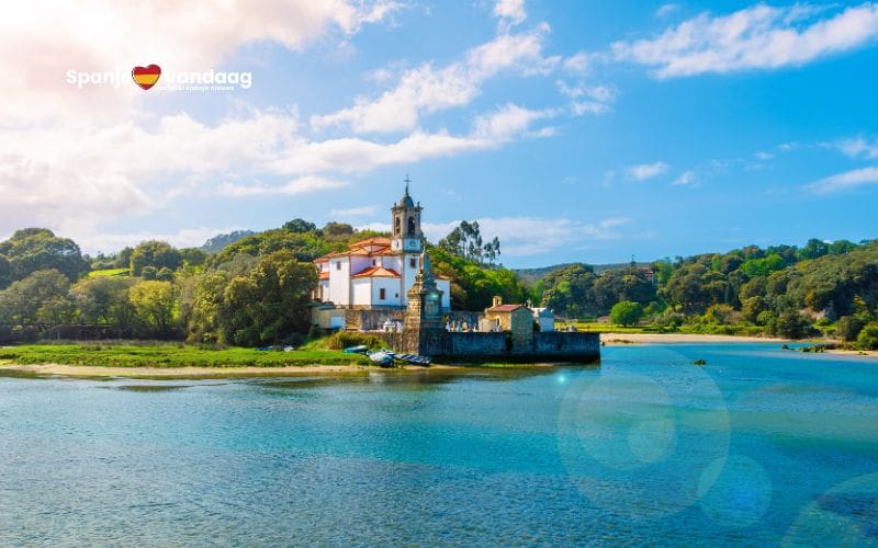 De Spaanse kerk die elke zes uur in een eiland verandert