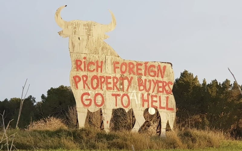 Nieuwe graffiti op Spaanse stier als protest tegen buitenlandse huizenkopers op Mallorca