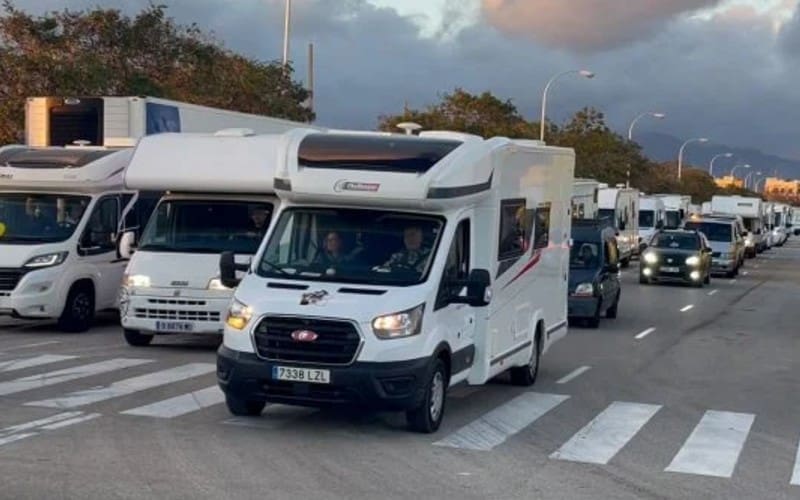 Kampeerautobezitters protesteren op Mallorca tegen nieuw verbod op wonen in voertuigen