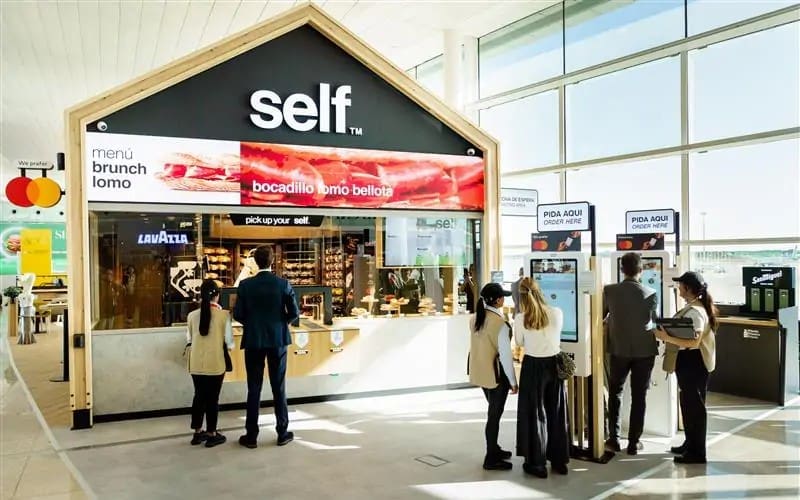 Barcelona Airport opent eerste volledig AI en robot gestuurde restaurant