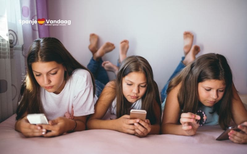 Spaanse jongeren spannen de kroon in sociale media gebruik