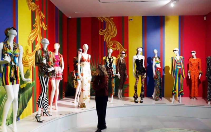 Unieke Versace-tentoonstelling in Málaga met ontwerpen voor Elton John en Prince voor het eerst te zien in Spanje