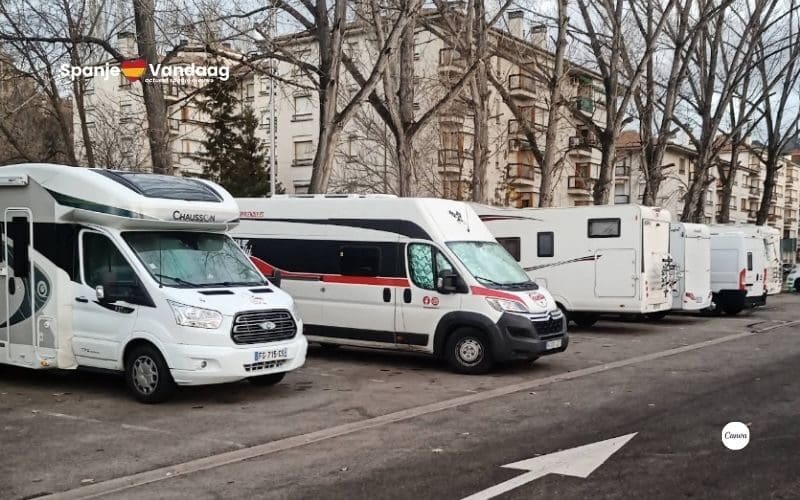 Kampeerauto’s mogen weer op straat geparkeerd worden in Jaca in de Pyreneeën