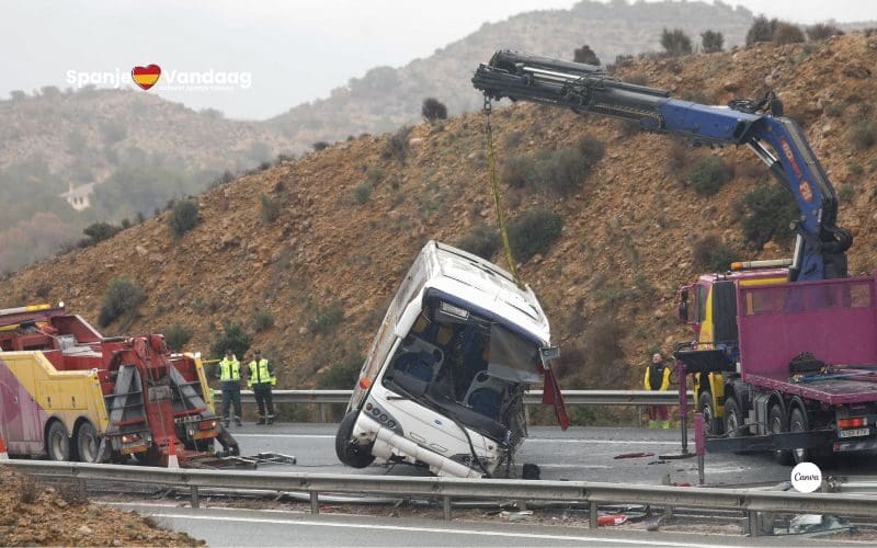 Twintig vakantievierende ouderen gewond na kanteling touringcar op snelweg bij Murcia