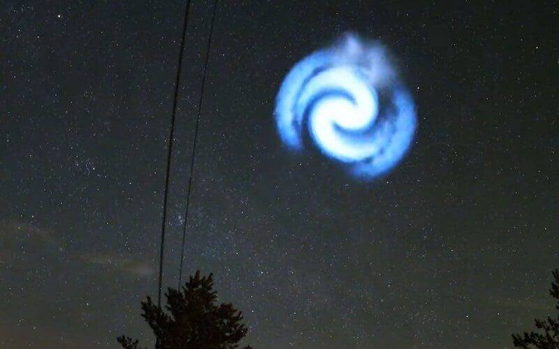Mysterieuze blauwe spiraal verlicht de hemel boven Spanje