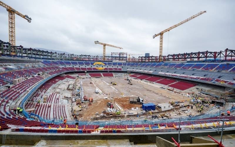 Installatie van 39.000 stoelen en voorbereiding van het veld in het nieuwe Camp Nou