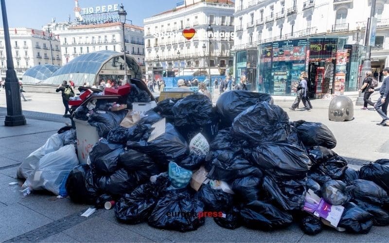 Madrid al dagen bedolven onder afval vanwege staking schoonmaakpersoneel