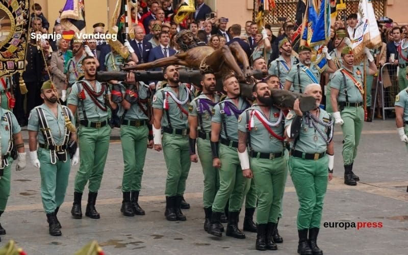 Spaanse legioen zingt het emotionele ‘de bruidegom van de dood’ in Málaga