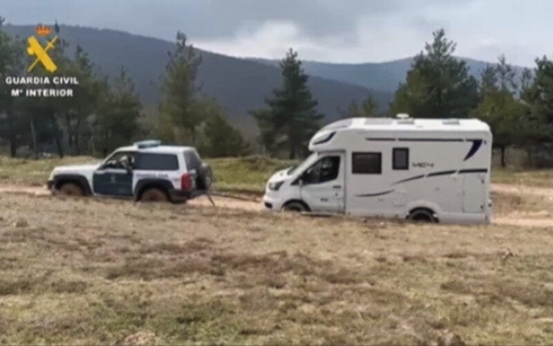 Redding van in modder vastgelopen kampeerauto roept vragen op over wie de kosten moet betalen