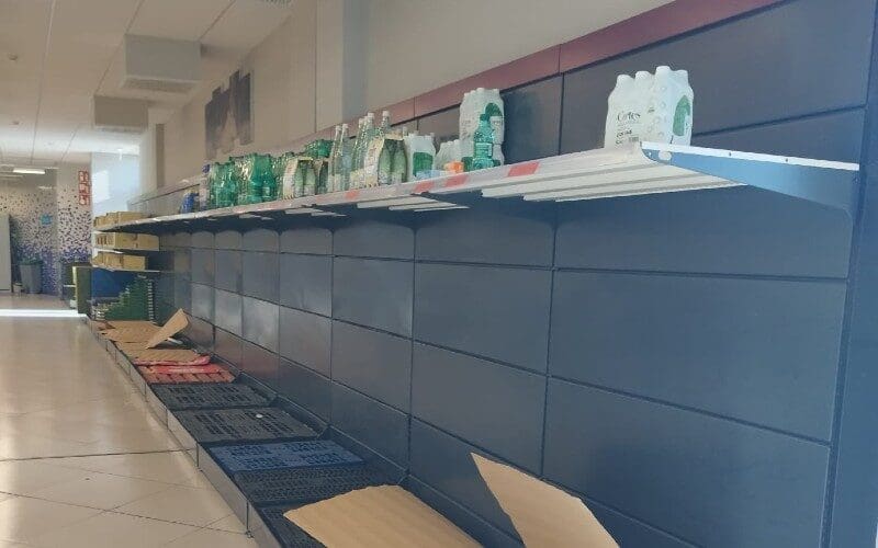 De grote stroomstoring zorgt voor lege supermarktschappen en lange rijen in Spanje