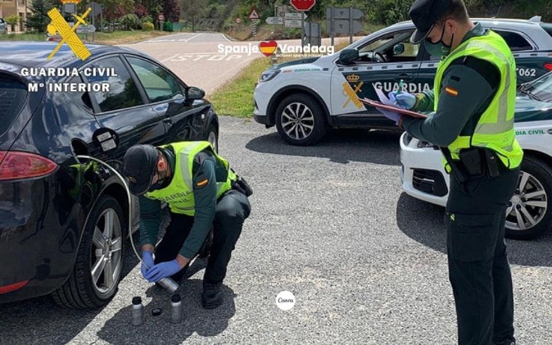 Guardia Civil politie controleert brandstof op illegaal gebruik van landbouwdiesel in Spanje