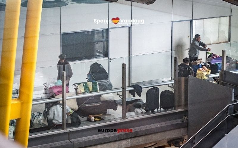 Honderden werkende Madrilenen slapen op luchthaven Madrid-Barajas