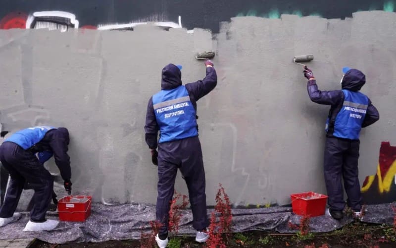 Madrid laat graffitispuiters hun eigen werk verwijderen als alternatief voor boetes