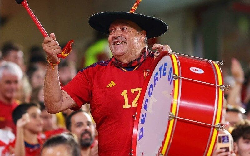 Voetbalminnend Spanje rouwt om Manolo ‘el del Bombo’, de iconische supporter van La Roja