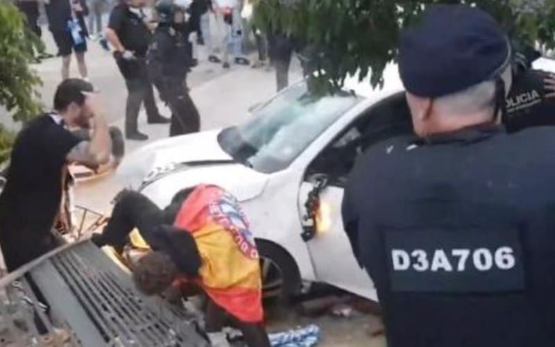 Auto rijdt in op mensenmassa bij voetbalstadion Barcelona met vijftien gewonden tot gevolg