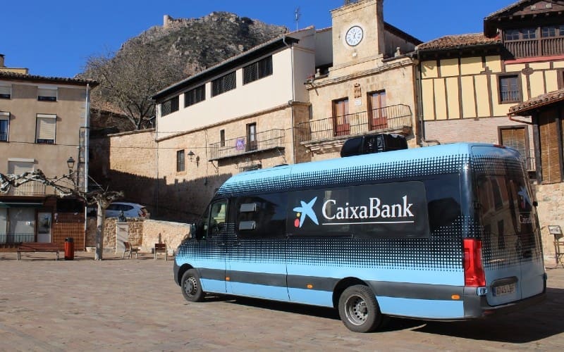 De rijdende bank of ‘ofibús’ brengt service tot in de kleinste dorpen in Spanje