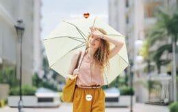 Steeds meer mensen gebruiken een paraplu als parasol tegen de zon in Spanje