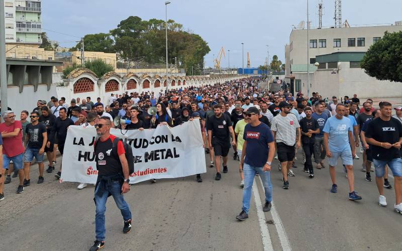 Gevaarlijke acties en blokkades tijdens staking metaalarbeiders in Cádiz