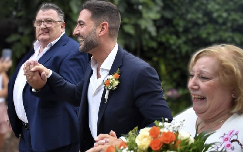 Politicus trouwt met zichzelf tijdens bijzondere ceremonie in Valencia