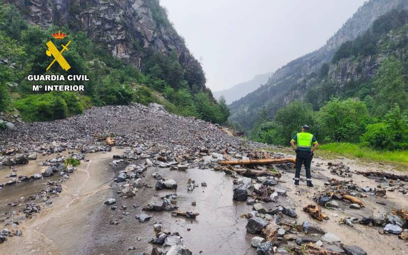 Aardverschuivingen blokkeren bergweg naar kuuroord Panticosa na noodweer in de Pyreneeën