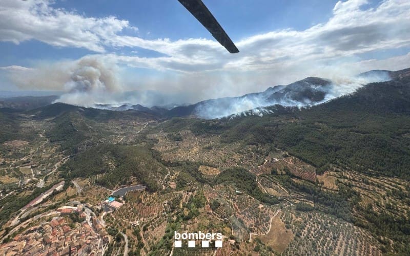 Explosies van oude oorlogsbommen bij grote natuurbrand in Tarragona
