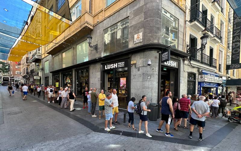 In de snikhete julimaand staan er al rijen voor kerstloten bij beroemde loterijwinkel in Madrid