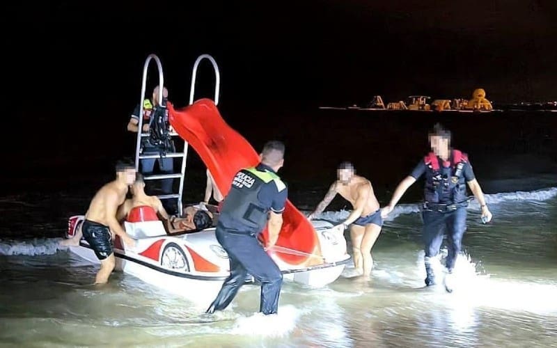 Jonge toerist gered van verdrinking in Salou dankzij trapfiets en kordate hulp