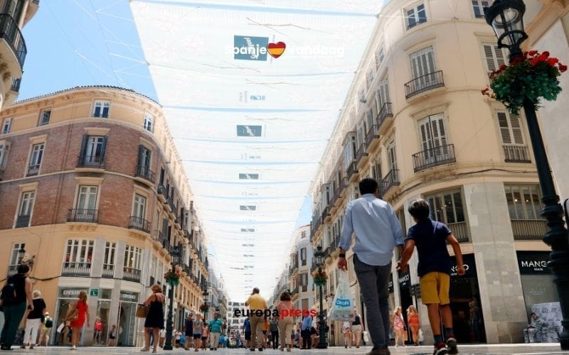 Spaanse steden plaatsen de traditionele schaduwdoeken op straat tegen de zomers hitte