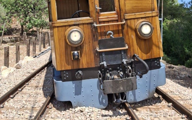 Sóller-trein op Mallorca ontspoort in bocht