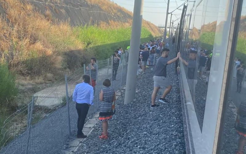Ruim 300 reizigers urenlang vast in snikhete hogesnelheidstrein tussen Madrid en Málaga