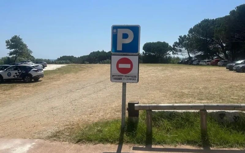 Man probeert verbodsbord voor kampeerauto’s te verwijderen in Galicië