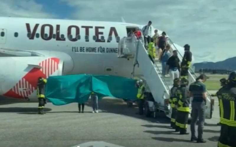 Man wordt in Italië de motor van een Spaans vliegtuig ingezogen