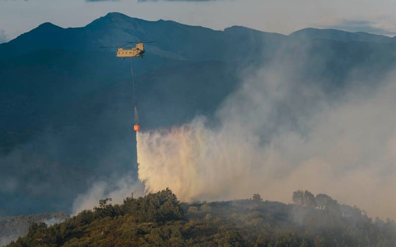 Spanjaarden blij met Nederlandse helikopters die 1,8 miljoen liter water hebben geloosd bij bosbranden