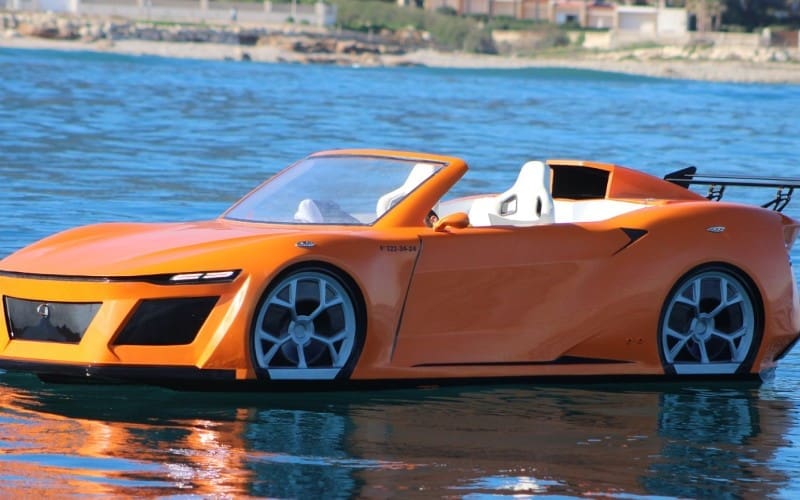Sportauto gespot in de haven van Dénia… maar dan op water!