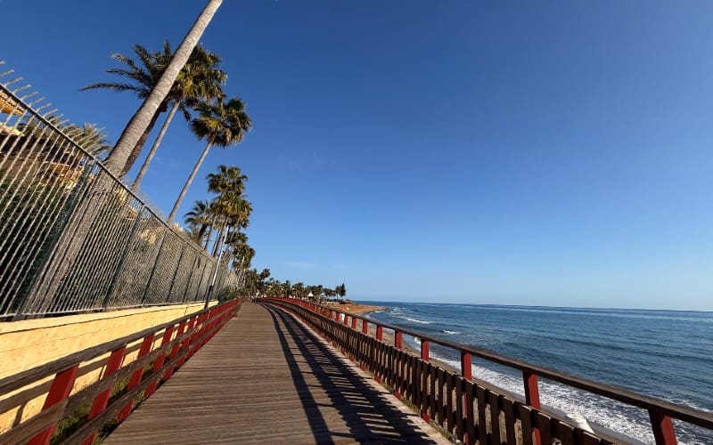 Kustroute in Málaga combineert wandelen, fietsen, geschiedenis en watersport