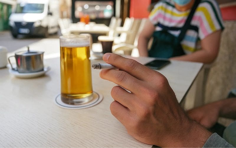 Spanje wil roken en vapen op terrassen verbieden voor 2027