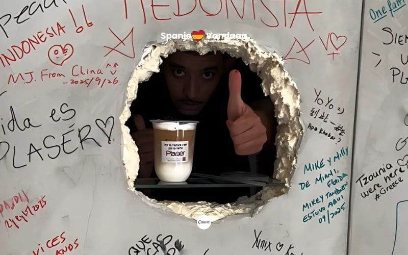 Koffie drink je in Sevilla uit een gat in de muur