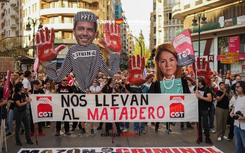 Tienduizenden eisen aftreden regionale premier bij herdenking van DANA-ramp in Valencia en Alicante