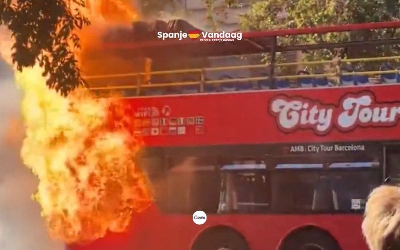 Toeristische dubbeldeks sightseeing bus vliegt in brand in het centrum van Barcelona