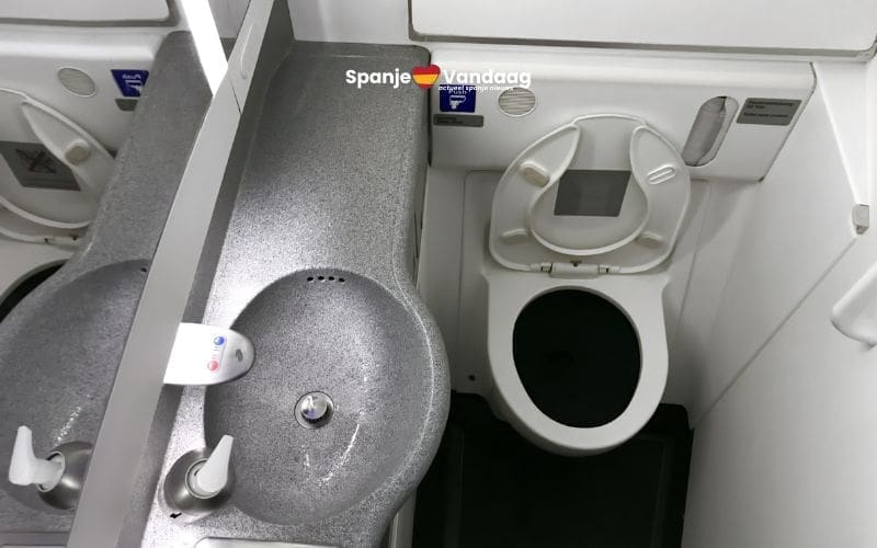 Piloot onthult wat er echt met het toiletafval gebeurt als je naar Spanje vliegt