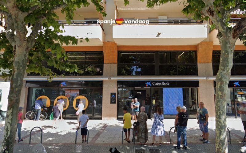 Plaatsvervangend directeur CaixaBank Salou neergestoken door binnenstormende man