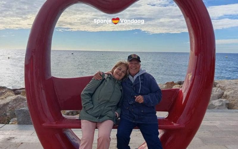 Costa Dorada badplaats Salou krijgt nieuw liefdessymbool met rood hart aan zee